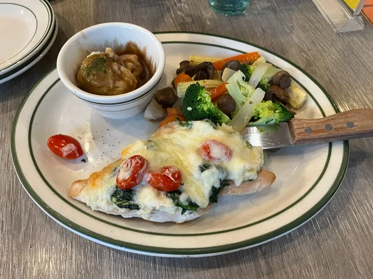 菠菜起司烤雞排。