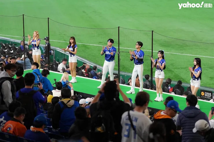 經典賽中華隊應援團團長與CT AMAZE。