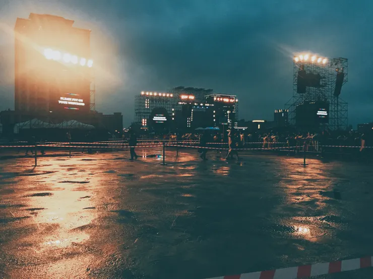 沒有雨備的戶外演唱會