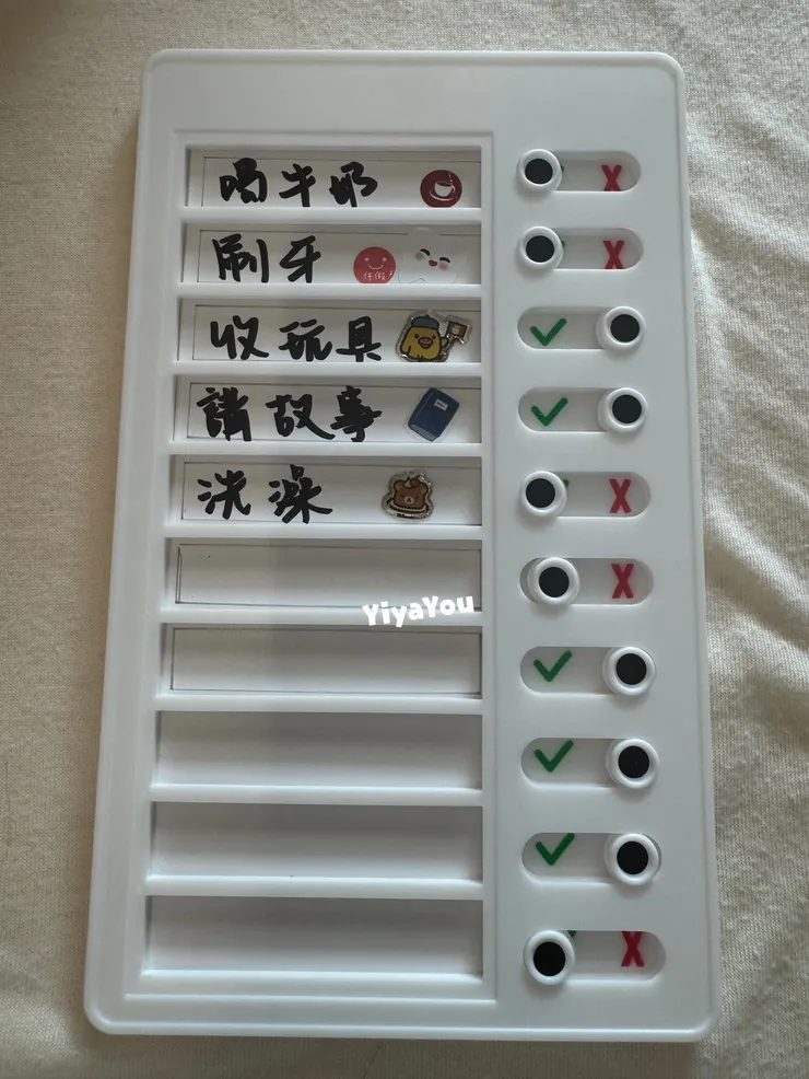 孩子看不懂字,於是加了小貼紙,孩子馬上就記住哪個貼紙代表什麼事項了。