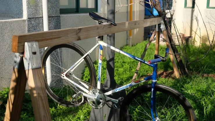 可以吊掛單車的木製立架