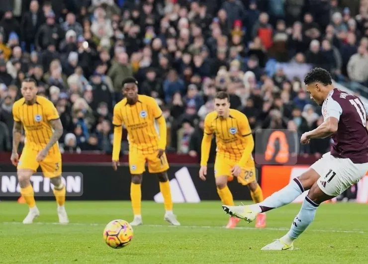 屈堅斯射入十二碼球為阿士東維拉追和1:1