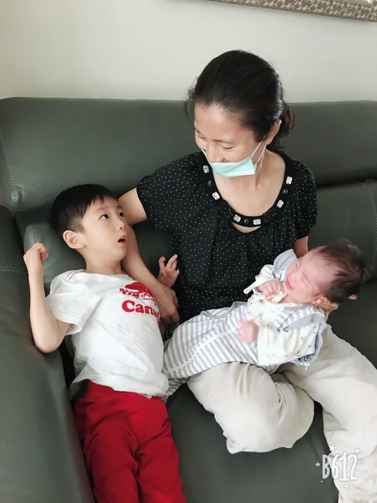 成為哥哥的子祐看到弟弟很嗨,動作受限但有動機迫不及待要摸摸弟弟。