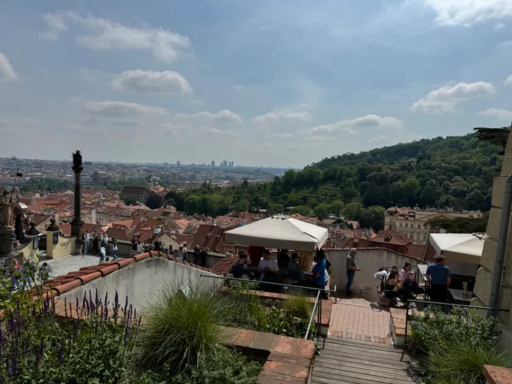 室外可以看到全布拉格市區