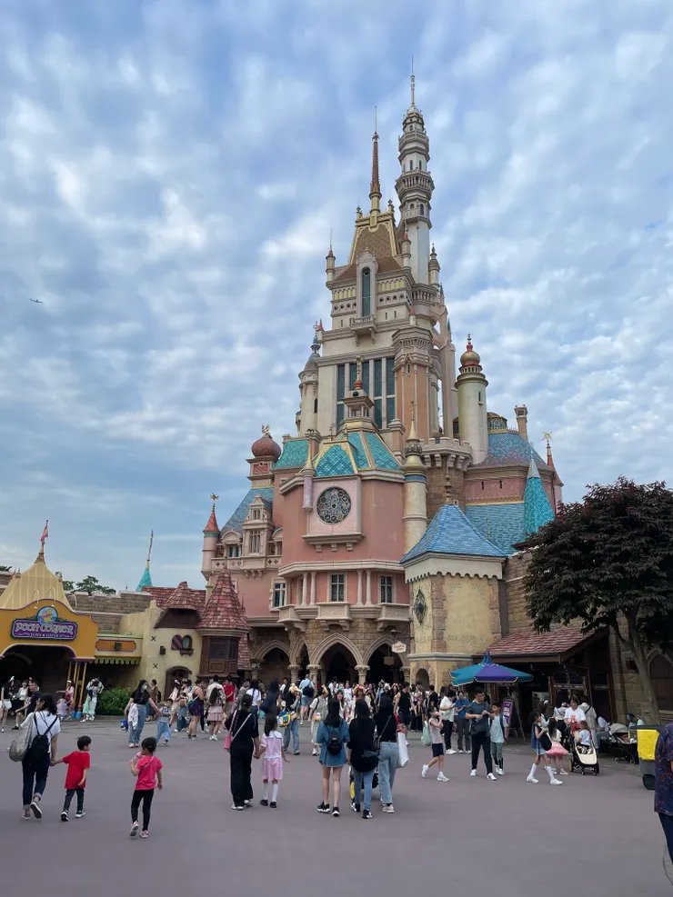 藍天白雲與迪士尼城堡。