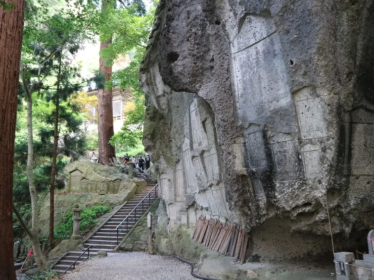 神奇的風化石,上頭好像有很多張臉