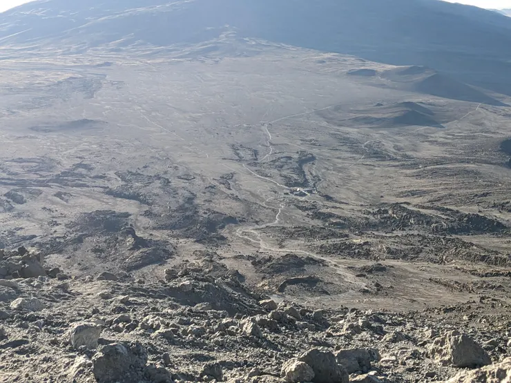 一路從下面走上來的碎石路，小木屋在中間