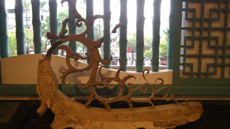 台南赤崁樓，展示傳統廟寺建築的鯉魚吐藻構件。台灣有許多古典建築的構造元件，的確和福建一帶高度相似，就如同日本許多建築也是仿照唐帝國的規制。（照片版權皆屬作者本人所有，請勿轉載盜用）