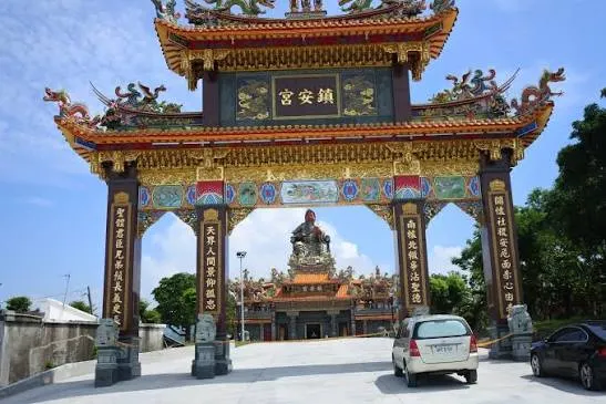 莊嚴牌樓與關公巨像（圖片截圖於網路）