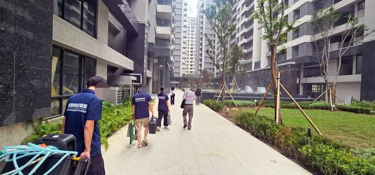 專業驗屋團隊進場，攜帶多項百萬級高階檢測設備