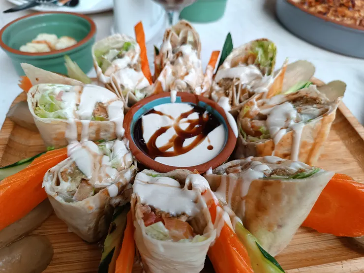 阿拉伯/中東料理中優格醬隨處可見，不論是搭配烤肉、作為沾醬、醃烤炸都少不了它。