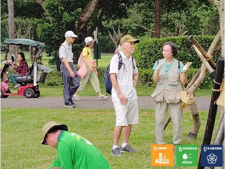 社區的生態守護隊的夥伴雖然沒有實際在場內參與吃重的營造工項,卻在場邊擔任「後勤」的角色,即時提供圍觀或好奇的民眾的解說與答問,讓場內的夥伴們能能更順利地進行載體的搭設