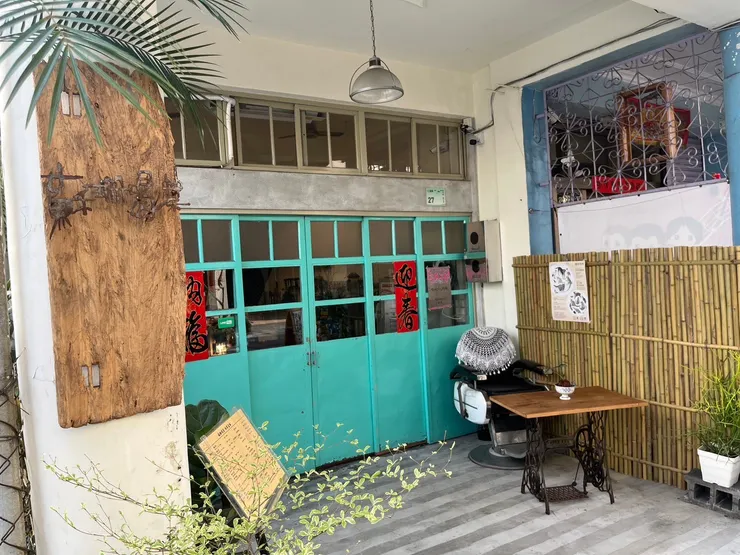 隱藏在民宅之中的「蘇珊喝茶」，店門口是傳統木門
