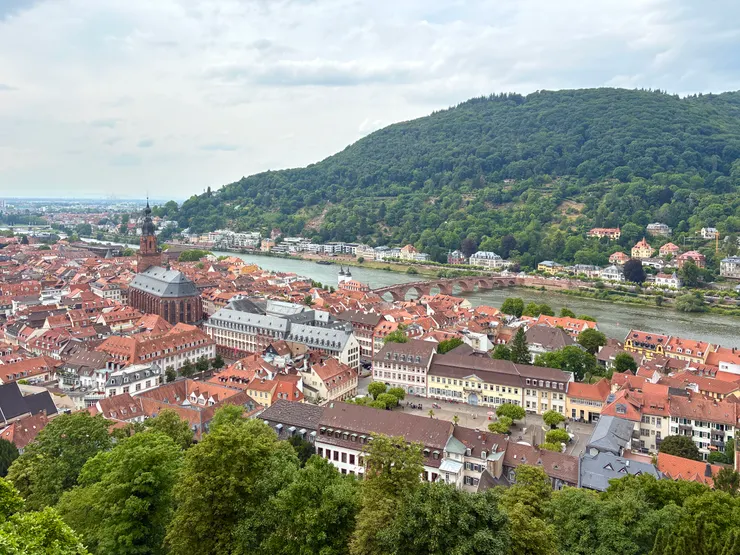 從城堡露臺可以看到內卡河兩岸、卡爾─狄奧多橋(老橋)，以及海德堡聚落。