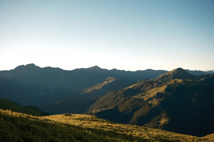 右下方的台14甲線公路在山腰間迂迴穿梭，對比後方的奇萊稜線、北三段