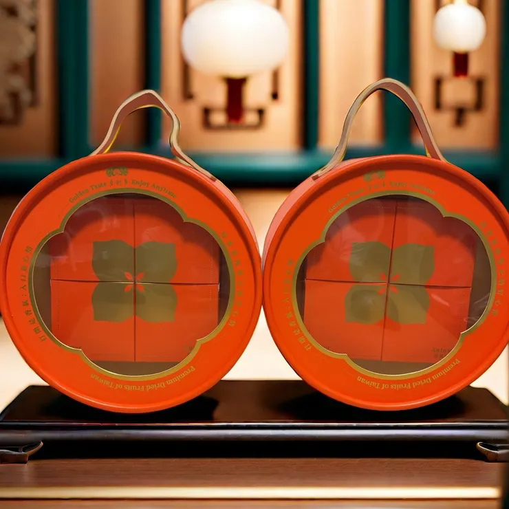 外圓內方，有傳統寓意，加上皮革手提與上方的立架，設計感滿分