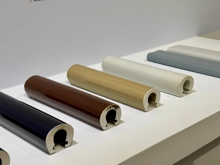 由庫彼塔陶土公司依據阿爾托要求的規格生產的軸狀上釉瓷磚