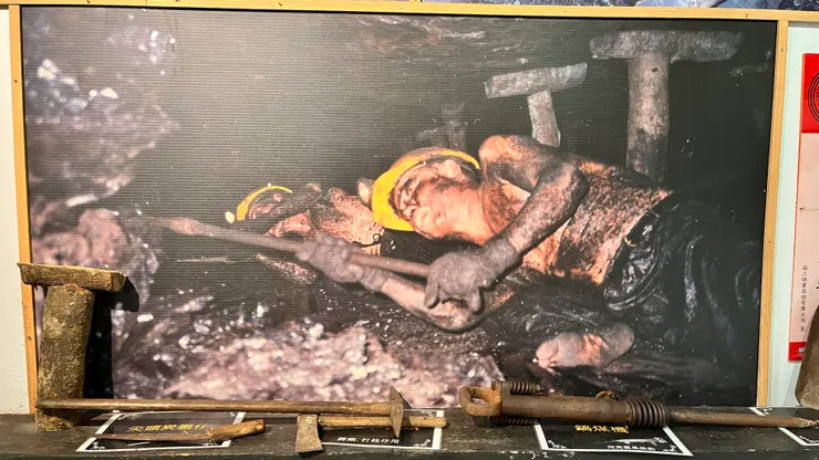 「相思若吼，人就愛走，人若無走，厝內底ê人著會吼。」礦坑多以相思木搭成俗稱「牛條仔」的坑壁，岩盤崩塌前相思木會受擠壓發出聲響，這就是趕快逃命的警報。  台灣煤床條件欠佳，礦工長時間在狹隘、高溫、潮濕的坑內躺臥或半蹲作業，後來的身體多已變形。戴口罩就無法呼吸，只好吸入石粉，造成吸不到氣的「矽肺症」。