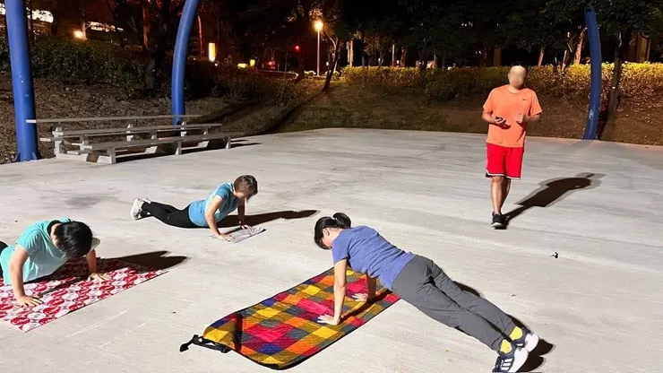 林口龜山民防自訓團，每周三晚上7:30-9:00在林口文化三路「文化廣場」公園自訓。新式伏地挺身