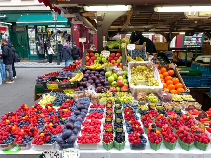 ▲哈維爾市集上有一攤水果攤，攤前擺滿了覆盆莓、黑莓、藍莓和小紅莓，很是繽紛漂亮！