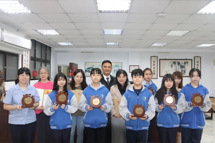 竹林中學李品蓁同學(右三)榮獲總決賽創意類優選。