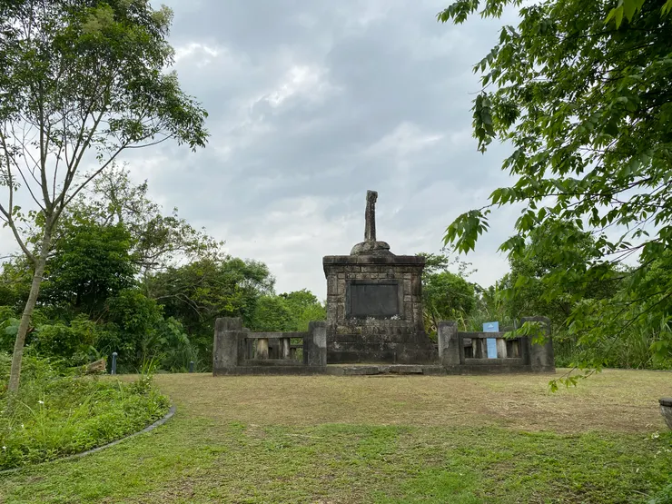 不遠處即可見到「興福庄建塚記念碑」