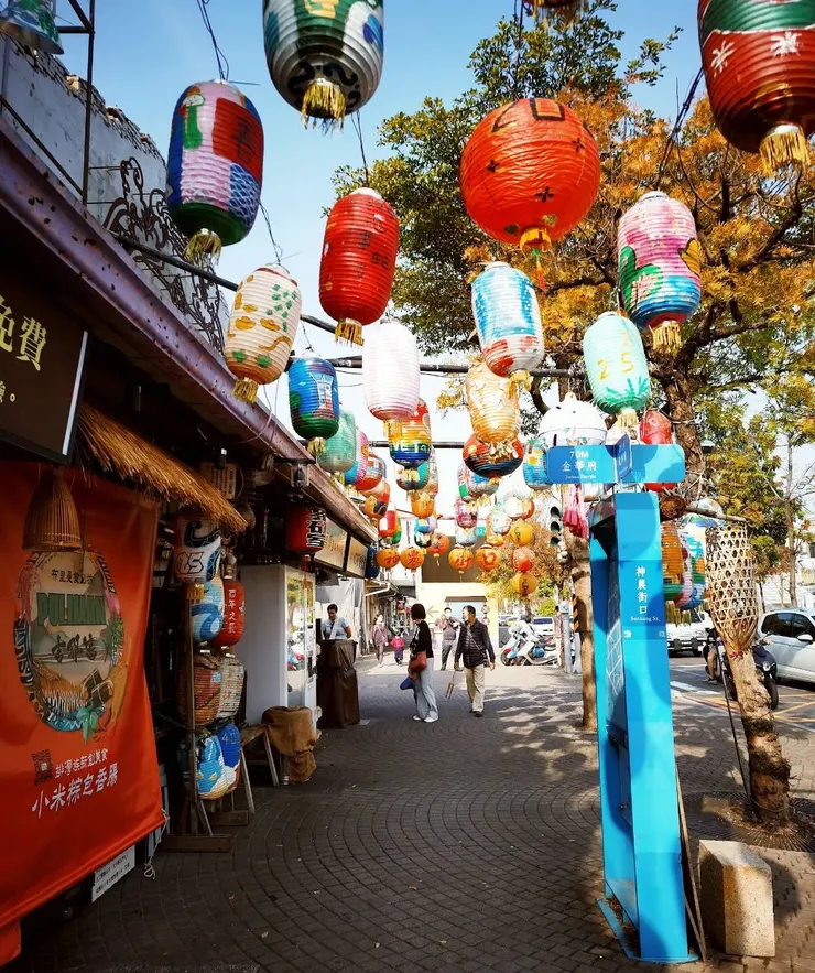 進入神農街前的七彩燈籠