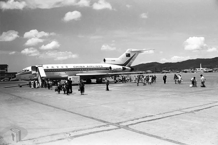 圖12中華航空波音727停靠在剛完成擴建的松山機場 案名：1970 農復會照片 檔號：0059/0017/1 來源機關：行政院新聞局 管有機關：國家發展委員會檔案管理局