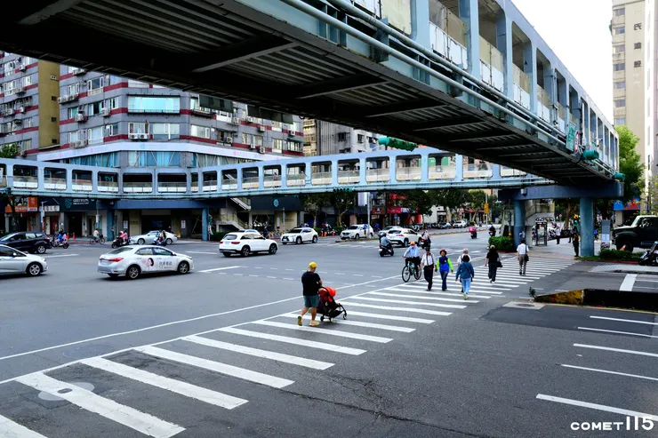 橋下雖有行穿線，但路口距離過長、通行時間短對行動緩慢者非常不友善