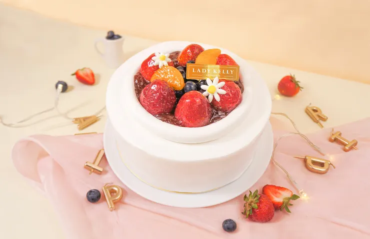 LADY KELLY人氣第一「綜合水果鮮奶油蛋糕」，採用日本進口鮮奶油配上新鮮水果，外觀高雅又可口，作為送禮慶生首選。（資料來源：LADY KELLY）