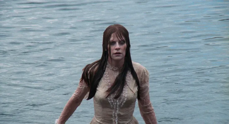 從水中竄出的艾蜜莉現出真身