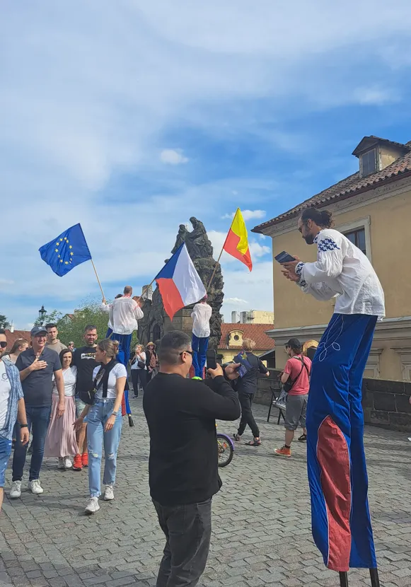 歐盟遊行 踩街過橋