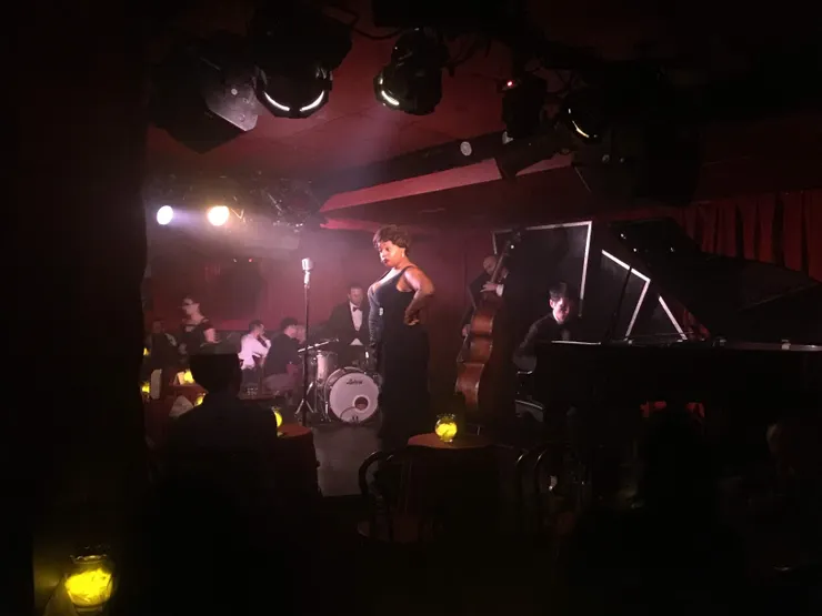 真人演出 1930 年代風格的爵士酒吧