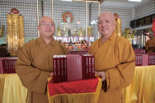 佛光山住持心保和尚贈星雲大師全集予馬來西亞麻波淨業寺典藏