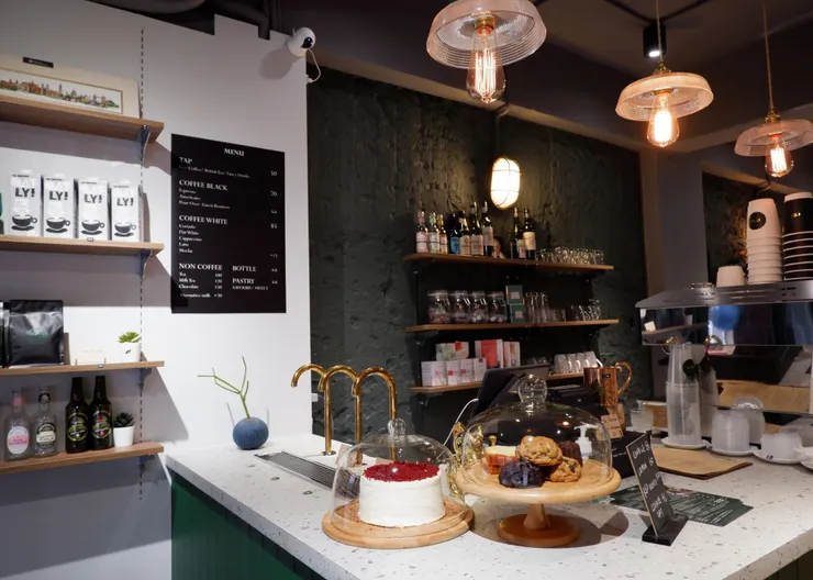 吧檯區三根金屬管就是給客人自行操作的Coffee On Tap