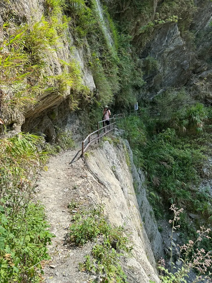 【峭壁對峙欄杆斷處提心吊膽！佳源攝。】