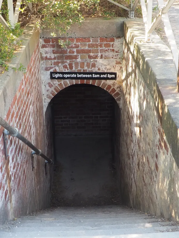 看起來有點可怕的隧道,鼓起勇氣下去就是了。