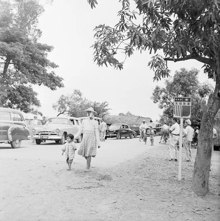 美援道路。台灣光復到1950年以前，台灣在交通建設方面主要是修復原有公路。50年代到60年代中期，在美援的支持下，台灣開始了新的公路建設。（圖片來源：國家文化記憶庫）