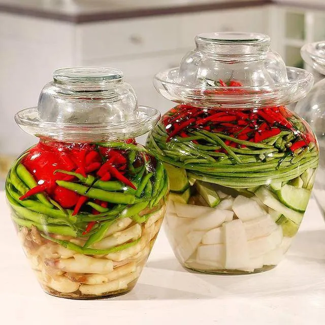 中國四川的泡菜醰大概是這樣的概念