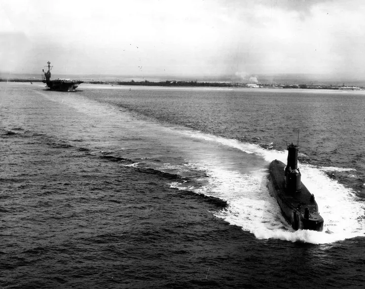 「藍鰓魚號」帶領「遊騎兵號」航母出海，約1961年後，由 ussubvetsofwwii.org 提供。