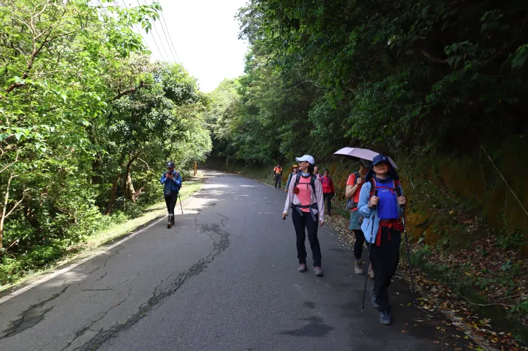 ▲折返大武崙砲台沿產道走到大慶社區輪胎步道叉路口取左進入傳統山路