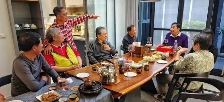 【一樣的人一樣的契濶談讌，渾然不覺歲月將容顏偷換。】