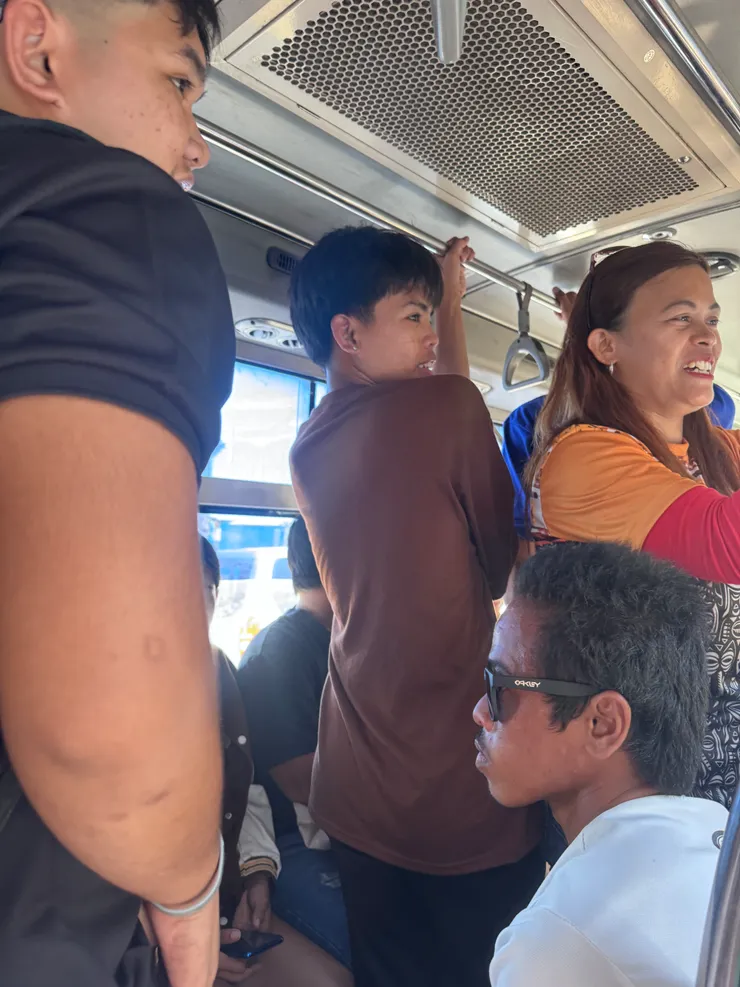 市區公車好擠(來源：女吃漢)