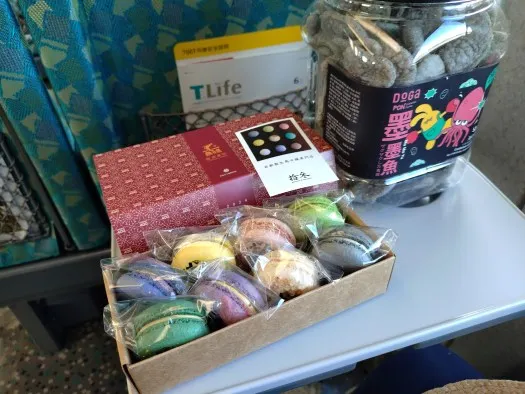 紅色的盒子是禮盒的外盒，呼應今年台南400的活動