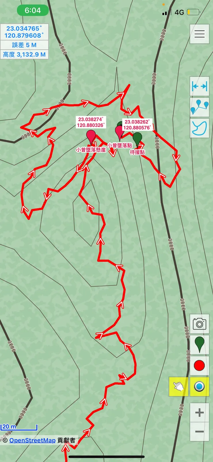事故地點是一個地圖上看起來無害的小山頭，山頂實際上是凶險的斷稜。紅色GPS軌跡呈現一個奇怪的圓形，那是我回頭低繞到鞍部，再從另一側低繞到墜落點的路徑。（現代登山強烈推薦下載離線地圖，本離線地圖APP是iOS的「山林日誌」）
