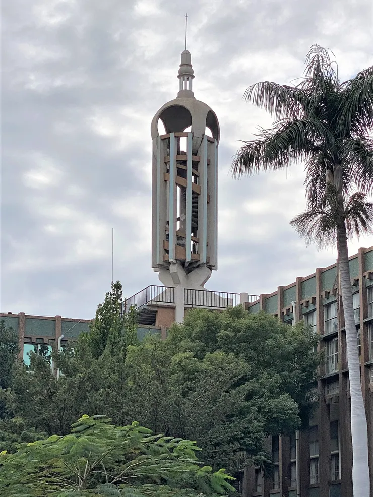 三信塔的底座為三信校徽造型