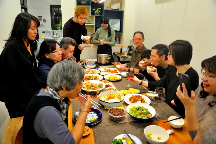 【年夜飯發紅包視訊直播天涯咫尺！雖然3個女孩兒没回來，人還是很多，長桌坐不下，部份孩子站著打游擊。】
