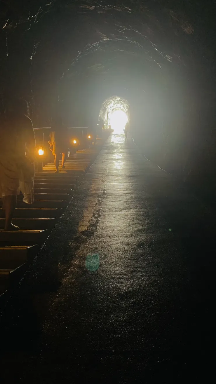 只能用洞口看著越來越大來激勵自己。