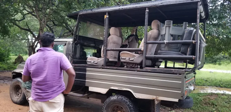 進入YALA地區一定要坐吉普車，不可以行走