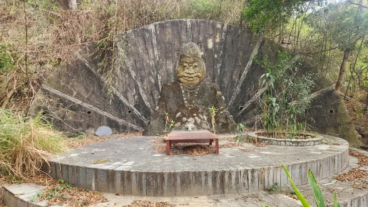 外埔不倒翁，是位於臺灣臺中市外埔區鐵砧山東南麓的不倒翁石像，相傳為抗日建立，今被當神像膜拜。註2